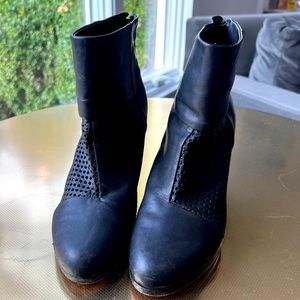 Rag & Bone Newbury black leather ankle booties size 7